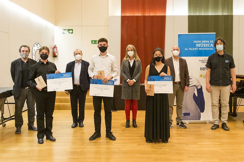 Foto grup guanyadors Premi BBVA de Música al Talent Individual 2021 i representants. Foto: Fundació Antigues Caixes Catalanes