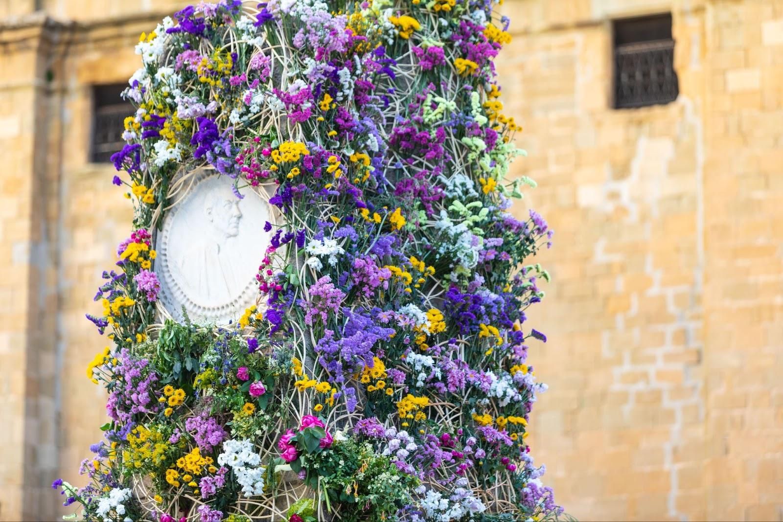 El monument a Verdaguer cobert de flors. Foto: Fundació Jacint Verdaguer