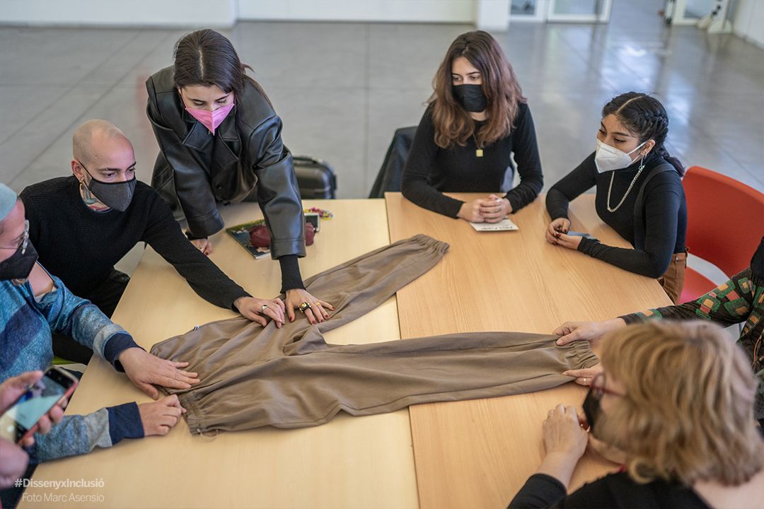 Un dels tallers de Disseny per a la inclusió amb l'Associació per a Superar l’Ictus Barcelona. Foto: Marc Asensio