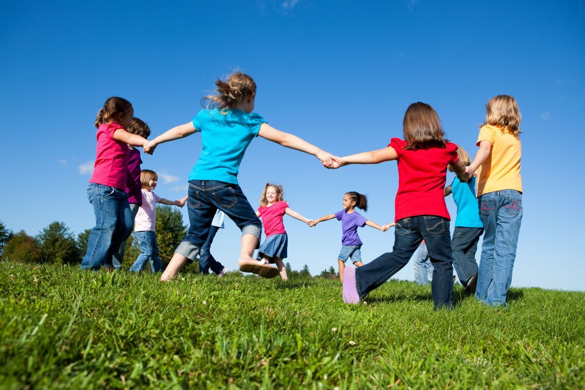 Els casals d’estiu fomenten les relacions en igualtat d’infants i joves. Foto: Shutterstock