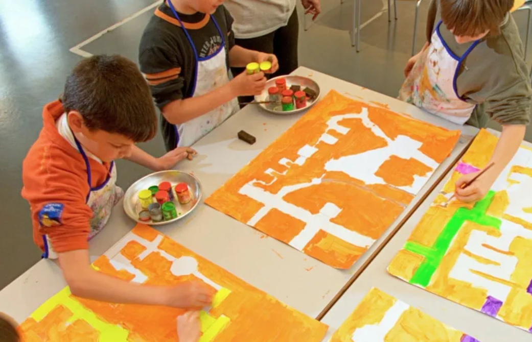 Infants participen a un taller de pintura. Foto: Fundació "La Caixa"