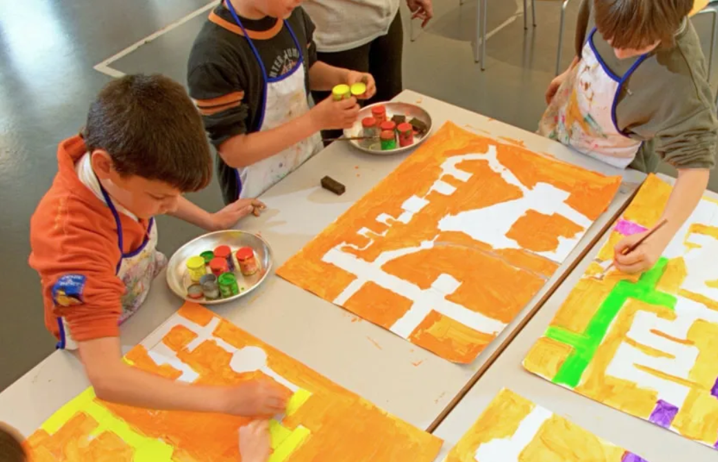 Infants participen a un taller de pintura. Foto: Fundació 