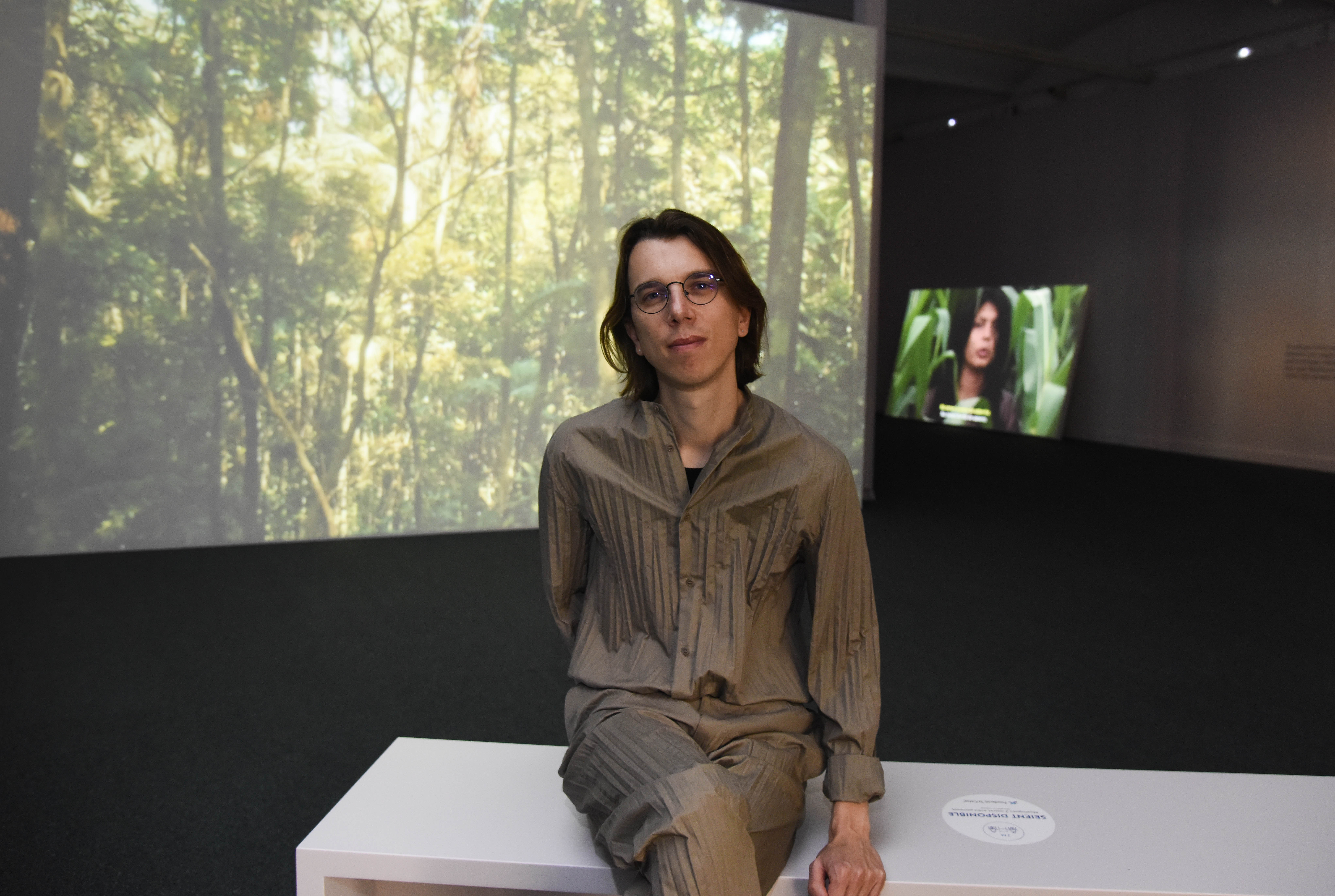 L’artista Pedro Neves ha presentat a CaixaForum Barcelona l’exposició YWY. Visions. Pedro Neves Marques, en col·laboració amb Zahy Guajajara. Foto: Fundació La Caixa