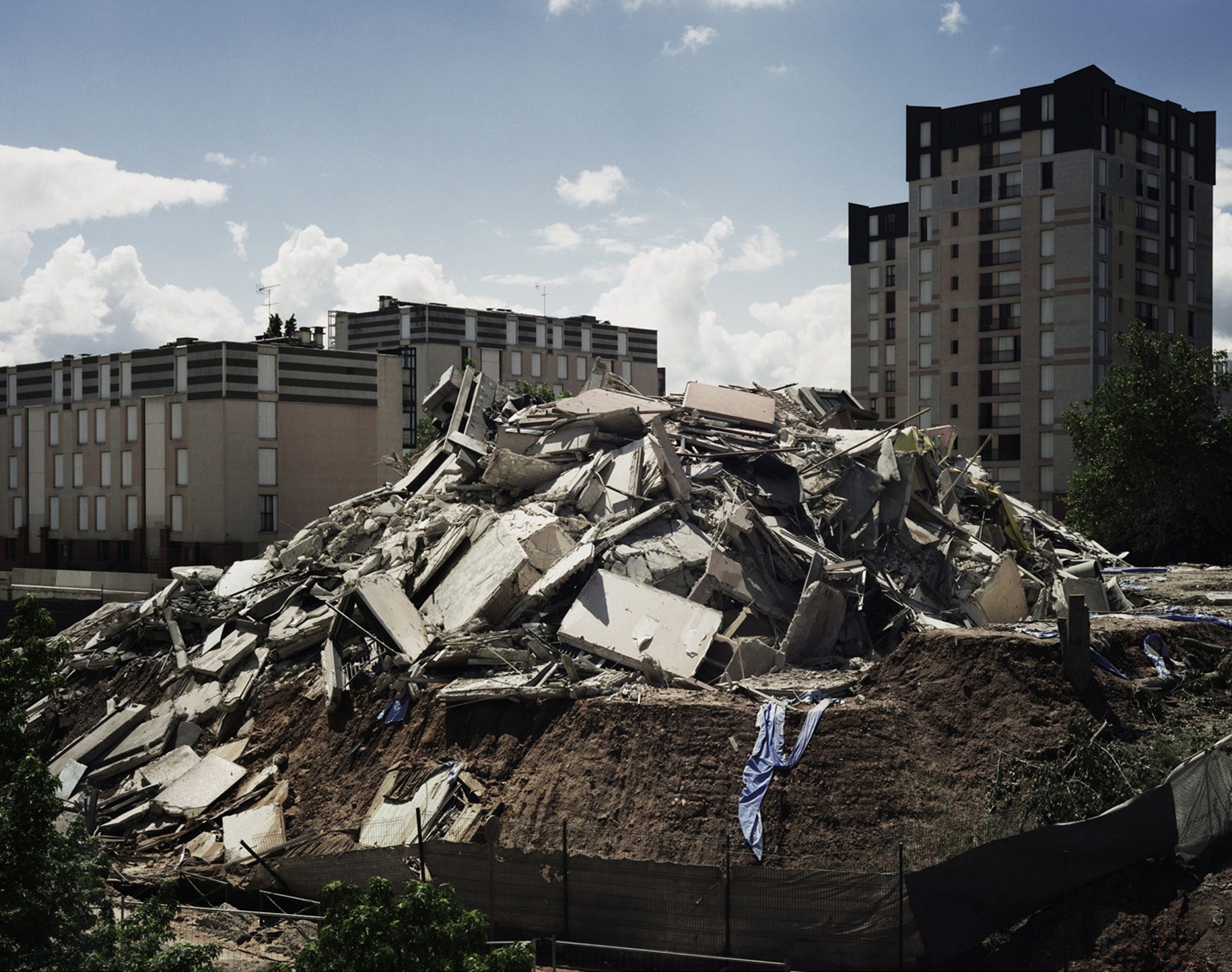 Cyprien Gaillard, Cairns (251/261 Résidence Provence, Dammarie-lès-Lys, 1973-2008), 2008. Fotografia cromogènica. Col·lecció MACBA. Consorci MACBA. Dipòsit particular © Cyprien Gaillard.