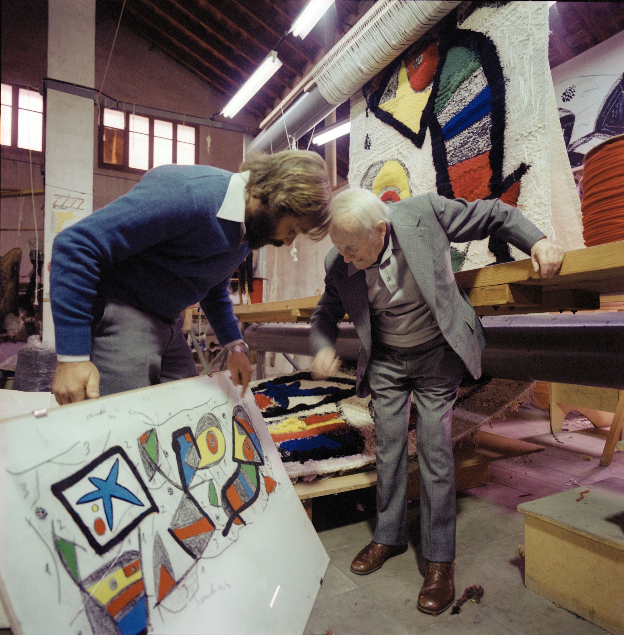 Joan Miró i Josep Royo a La Farinera, amb la maqueta i el tapís de la Fundació ”la Caixa”. Tarragona, octubre de 1980 © Fons F. Català-Roca – Arxiu Històric del Col·legi d’Arquitectes de Catalunya.