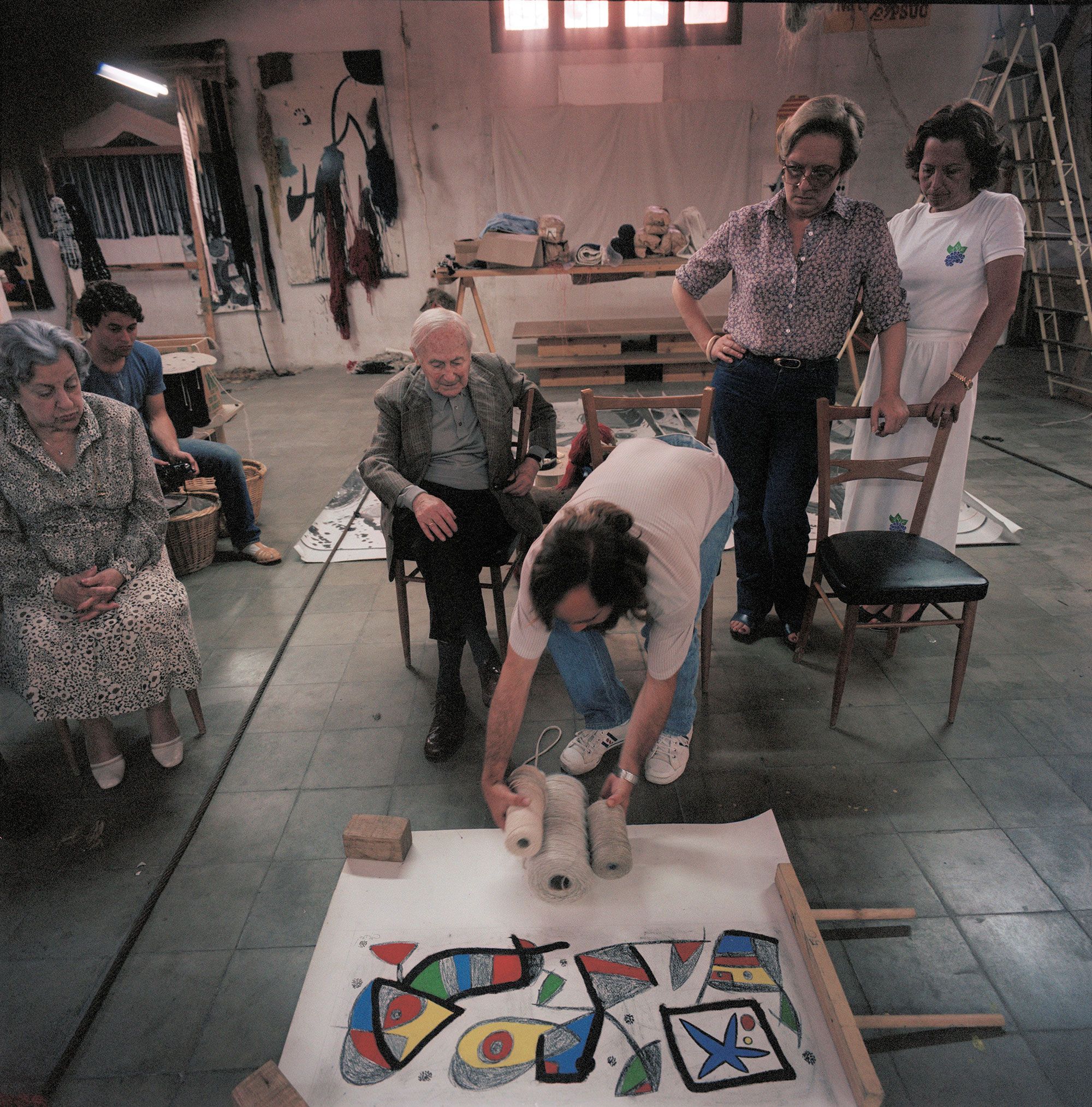 Joan Miró i Josep Royo a La Farinera, amb la maqueta del tapís de la Fundació ”la Caixa”. Tarragona, juny de 1980 © Fons F. Català-Roca – Arxiu Històric del Col·legi d’Arquitectes de Catalunya.