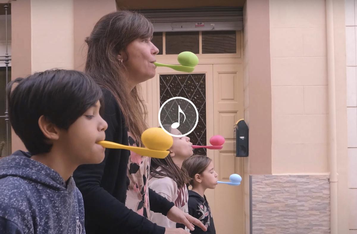 Ara que tornen els Reis, la productora de Flix Lupini & Ratini (autors de la cançó Som nens de poble) ha publicat la cançó "Jugar és urgent".