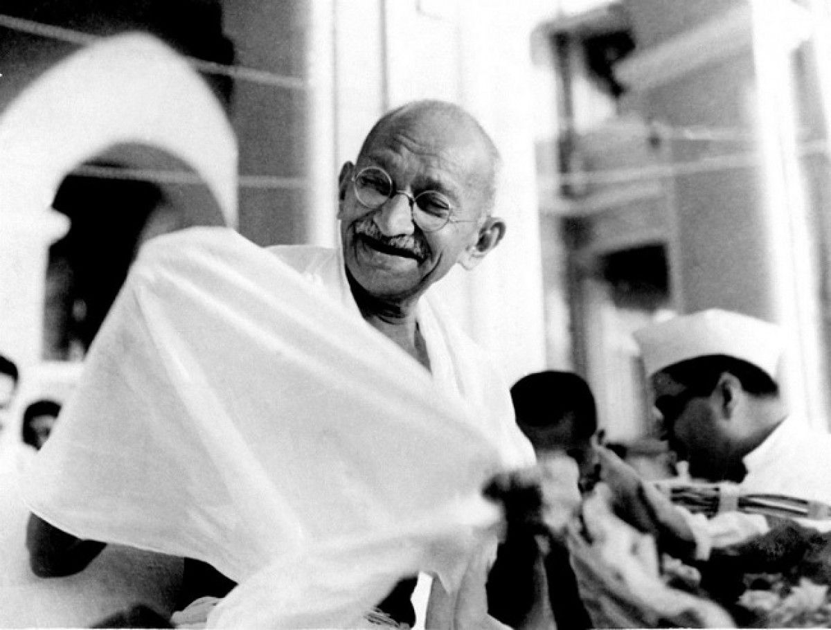 1200_1475056303mahatma_gandhi_laughing1