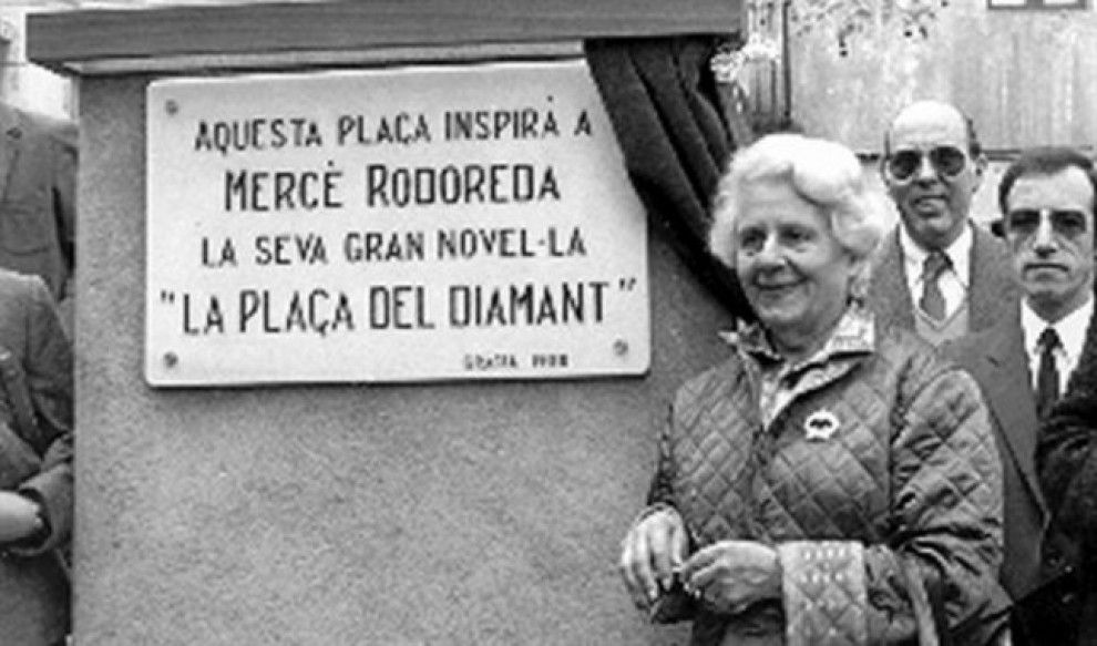 990_1460472715rodoreda-amb-placa-que-dedicar-gracia-placa-del-diamant-1348613977089