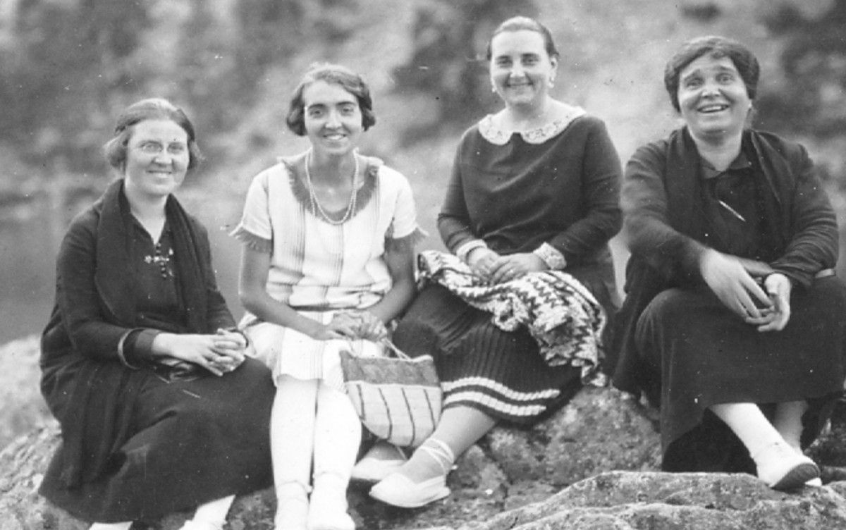 Àngels Ferrer (la segona per l'esquerra) d'excursió amb la seva mare (la quarta). Font: Associació de Mestres Rosa Sensat. Àngels Ferrer (la segona per l'esquerra) d'excursió amb la seva mare (la quarta). Font: Associació de Mestres Rosa Sensat.