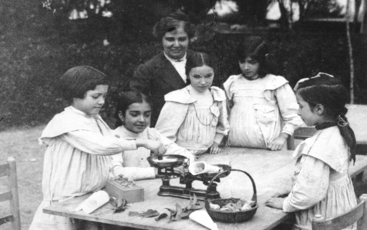 Foto: Matemàtica viva a l’aire lliure a l’Escola del Bosc de Montjuïc, una escola activa en plena natura amb Rosa Sensat al capdavant. Font: Associació de Mestres Rosa Sensat. Foto: Matemàtica viva a l’aire lliure a l’Escola del Bosc de Montjuïc, una escola activa en plena natura amb Rosa Sensat al capdavant. Font: Associació de Mestres Rosa Sensat.