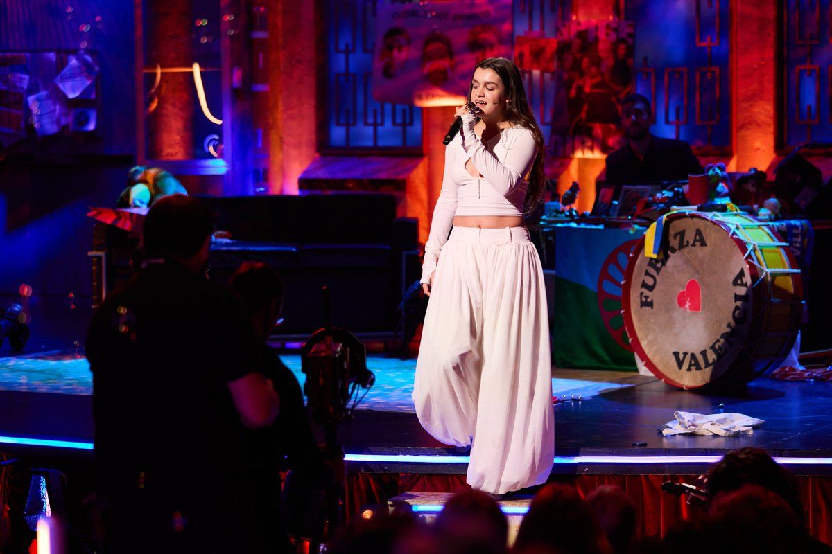 La cantant Amaia a l'escenari de La Revuelta