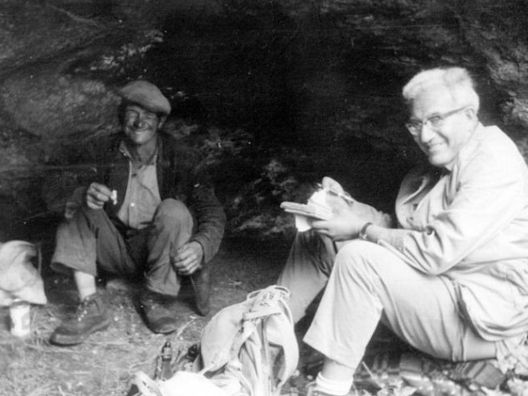 Joan Coromines amb Tusquet fent enquestes toponímiques, aixoplugats en una cova. Llessui, agost de 1963. Foto: Arxiu Fundació Pere Coromines Joan Coromines amb Tusquet fent enquestes toponímiques, aixoplugats en una cova. Llessui, agost de 1963. Foto: Arxiu Fundació Pere Coromines