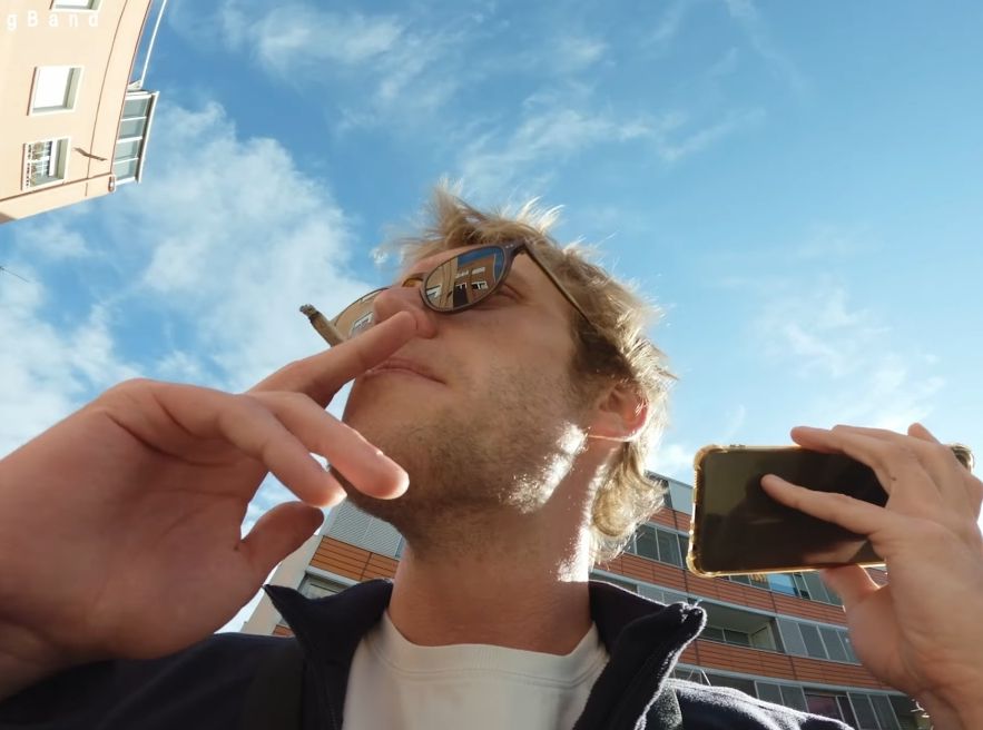Quim Carandell al videoclip de la cançó "Millor amb ell"