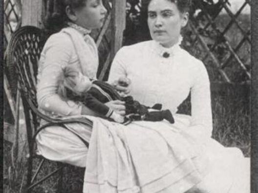 Helen Keller i Anne Sullivan (1888) Helen Keller i Anne Sullivan (1888)