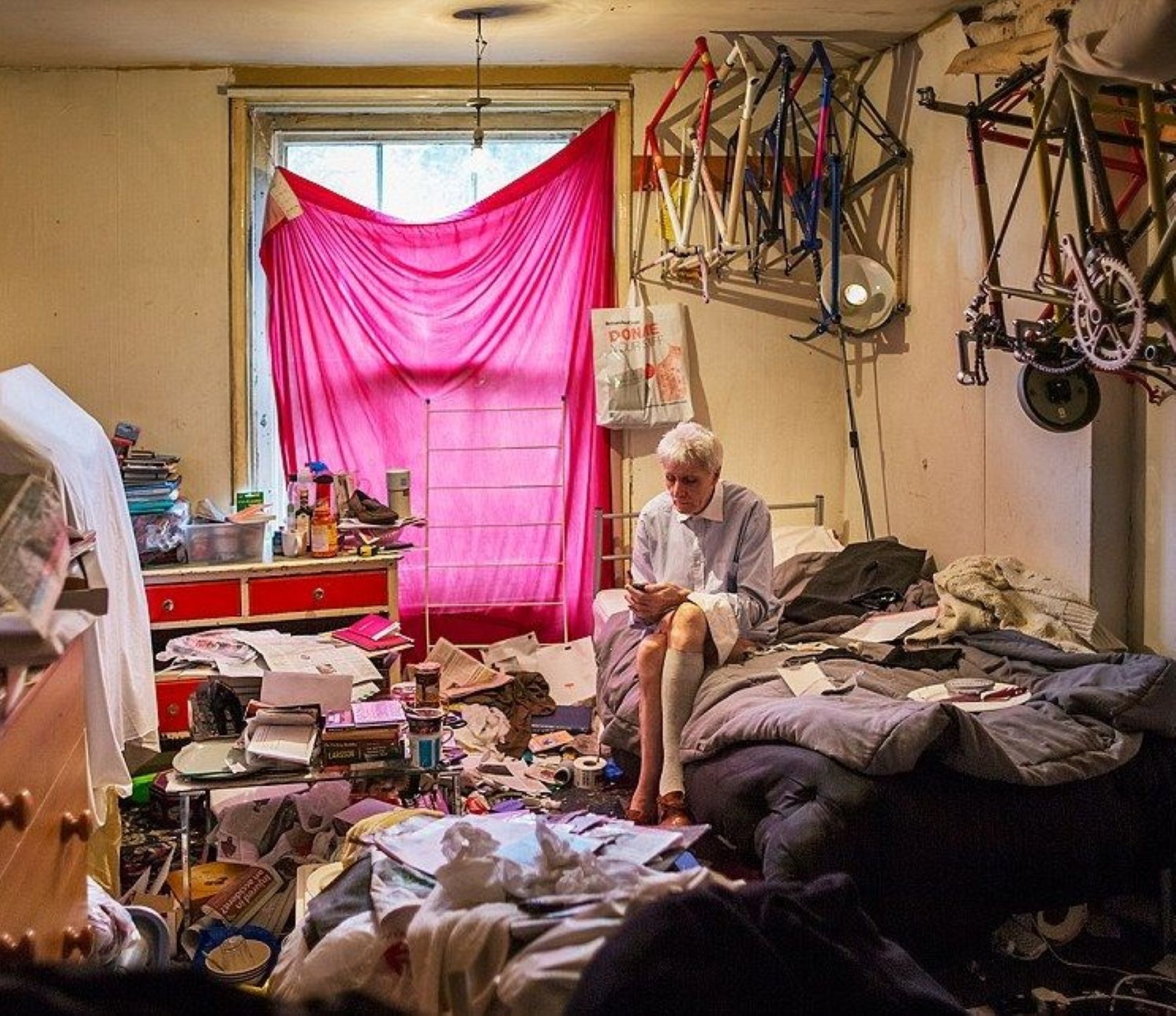 El projecte fotogràfic de Carolina Kernn mostra com és la síndrome de Diògenes
