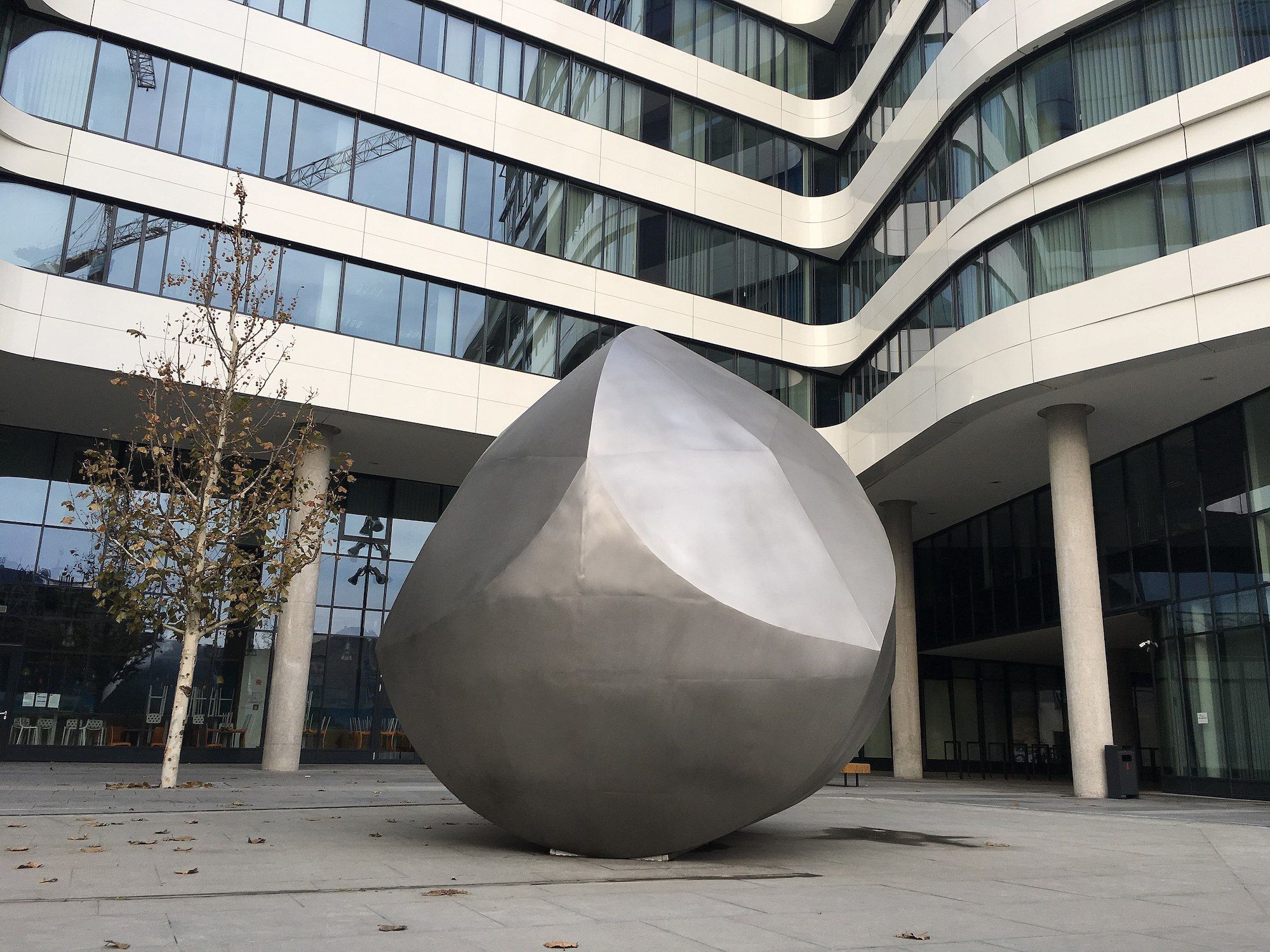 Escultura d'un gömböc situada al barri de Corvin de Budapest. Foto: József Zalavári