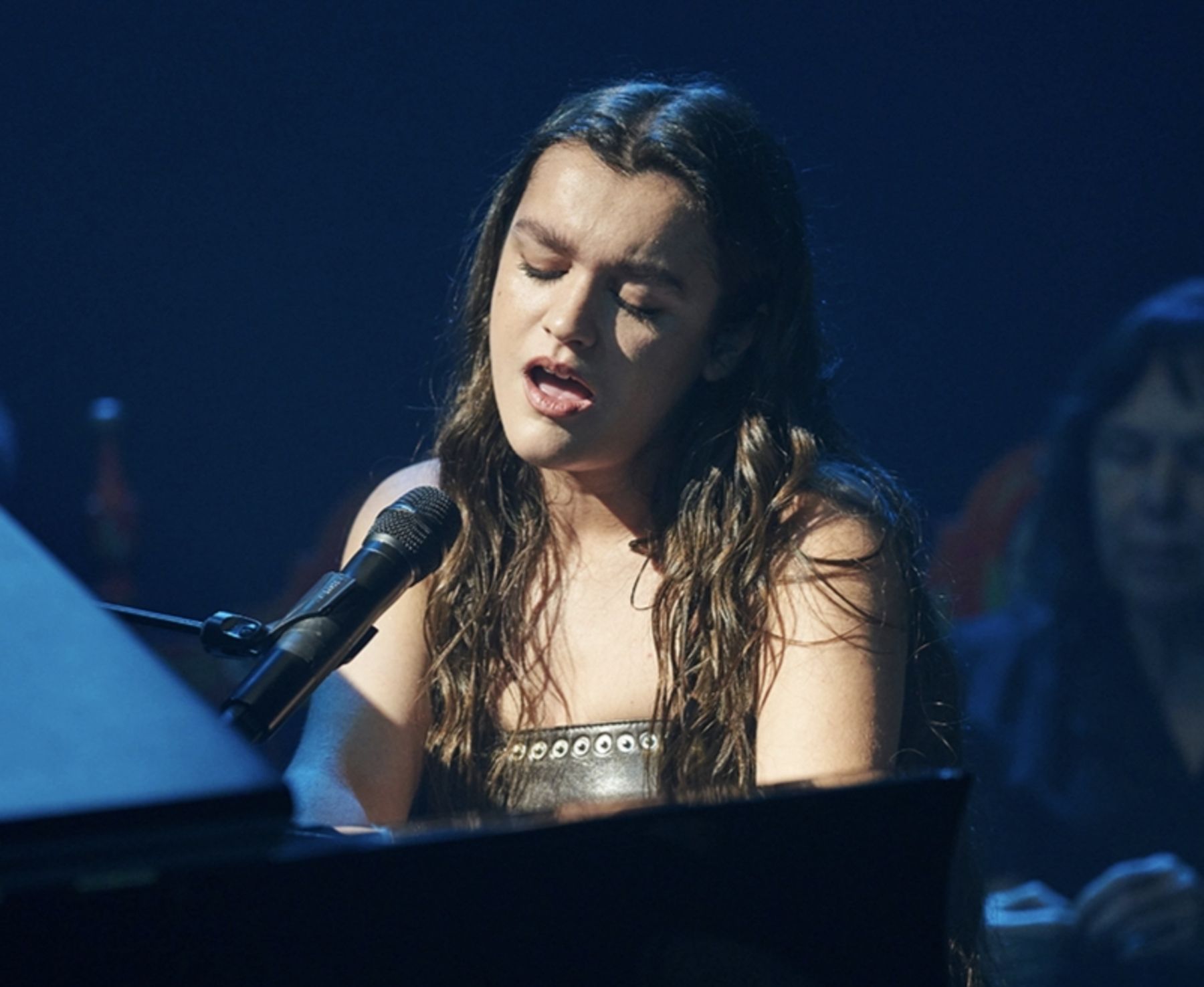 Amaia cantant "Volver"