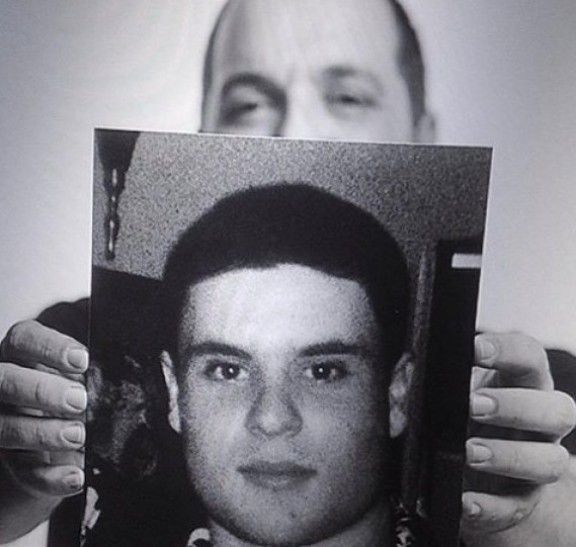David Fernández amb la foto de Guillem Agulló