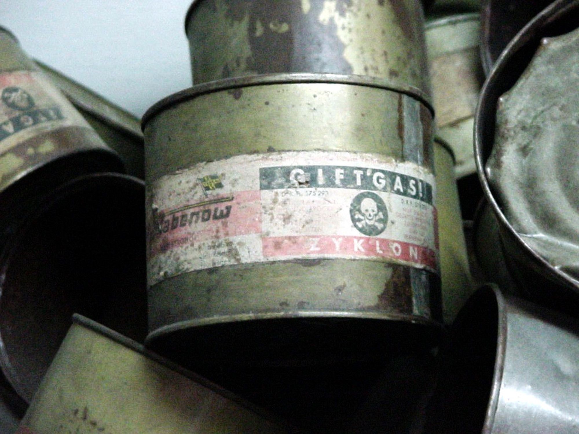 Envàs de Zyklon B usat durant la Segona Guerra Mundial. Foto: Michael Kanke