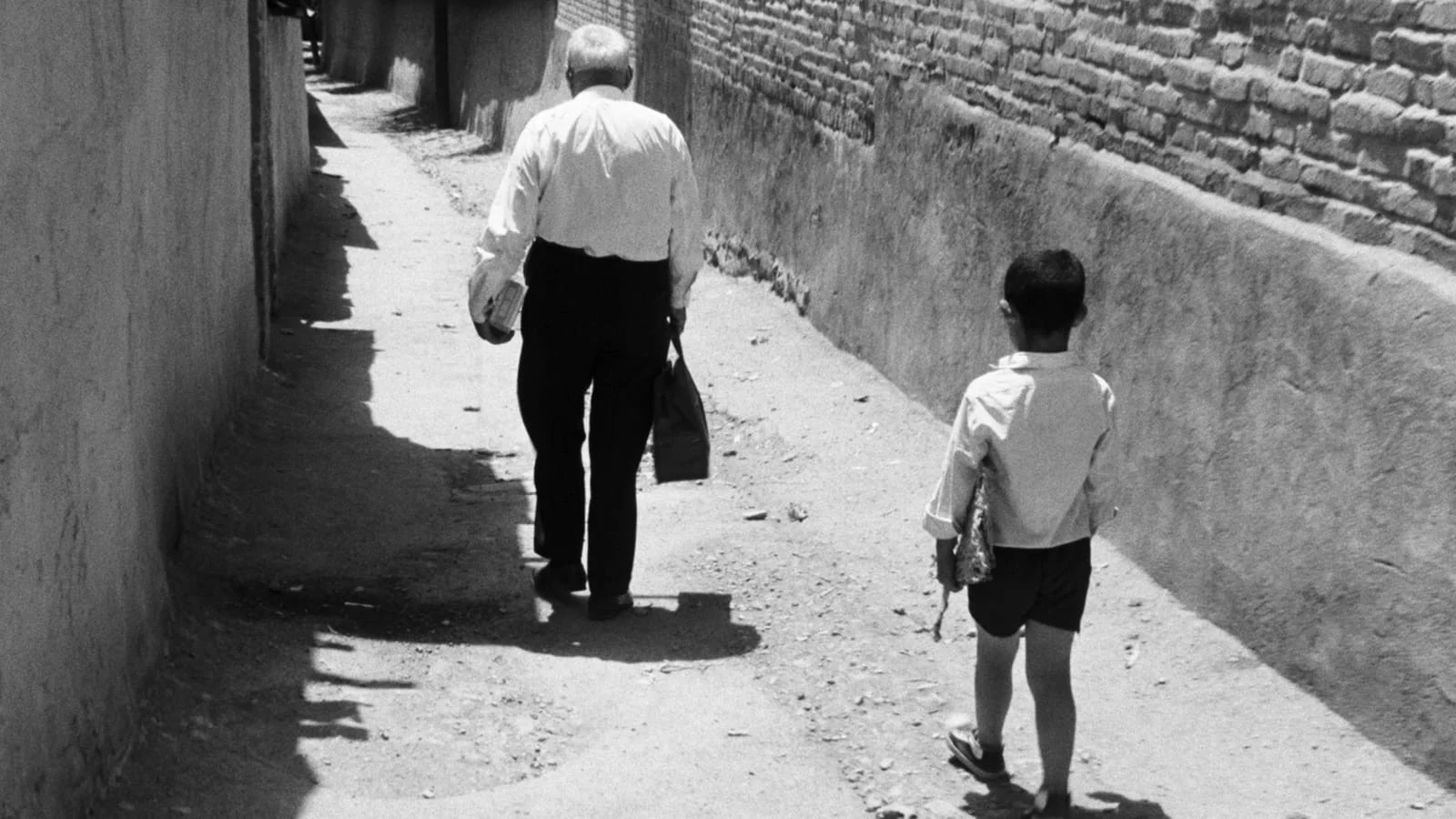 1. El pan y la calle fue la primera pelicula de Abbas Kiarostami