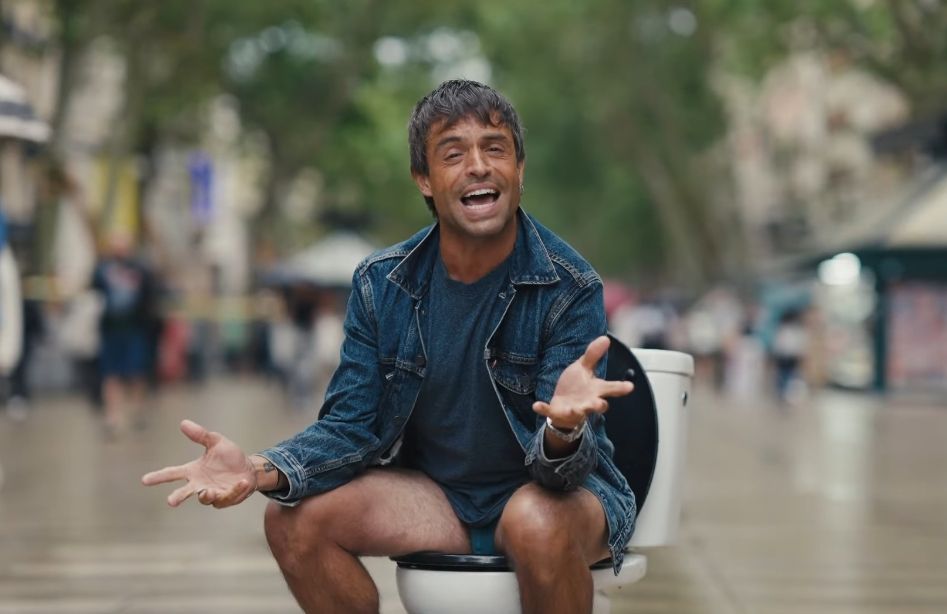 Manu Guix al videoclip de "Pots pixar assegut"