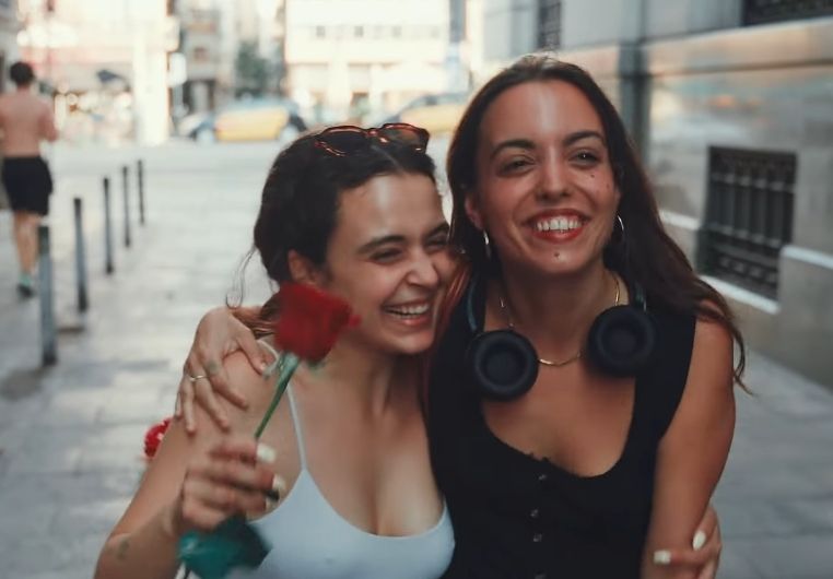 Júlia Serrasolsas i Alba Armengou protagonitzen el videoclip "T'estimo tant"