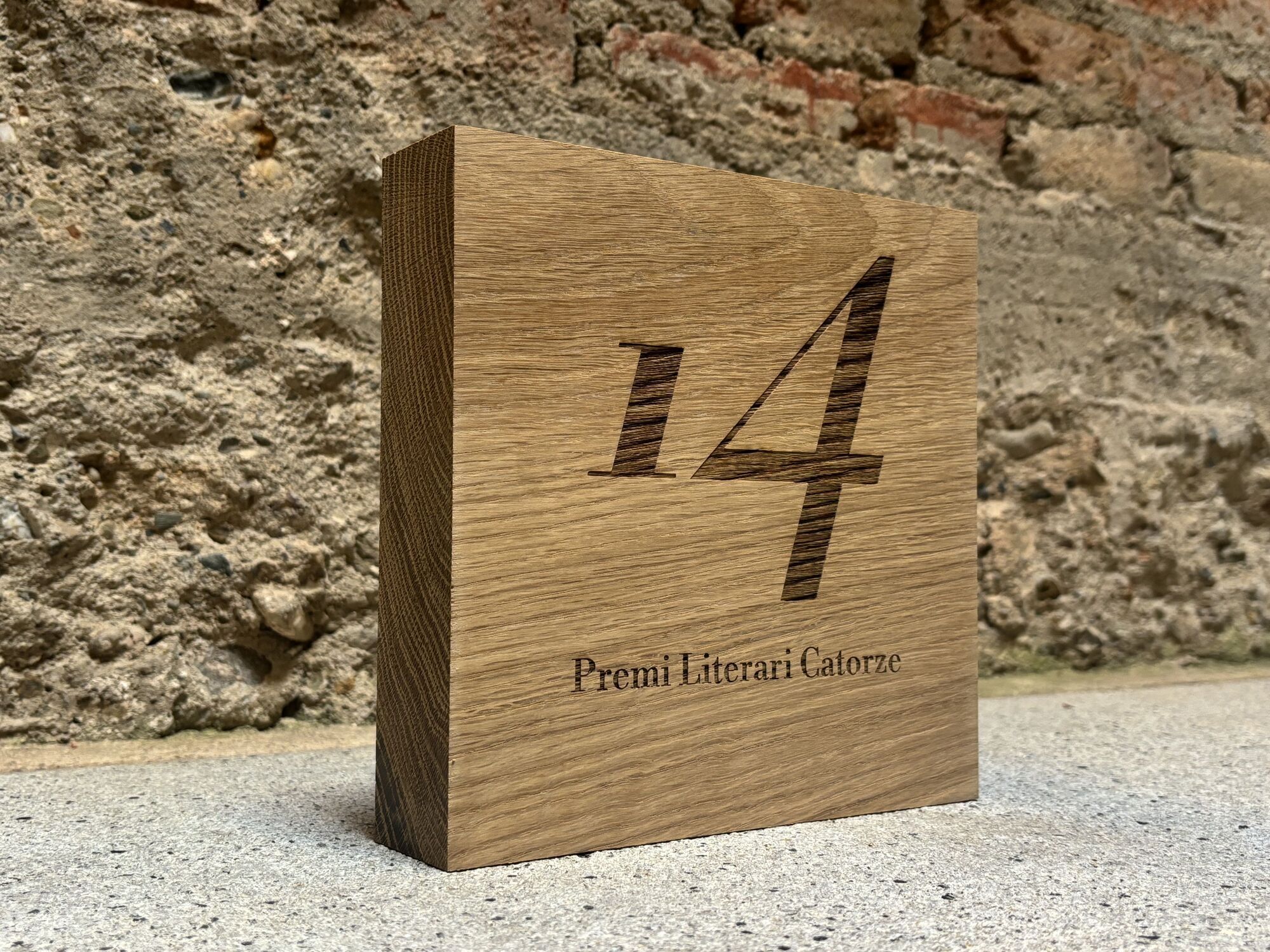 El guardó de fusta massissa de roure del Premi Literari Catorze