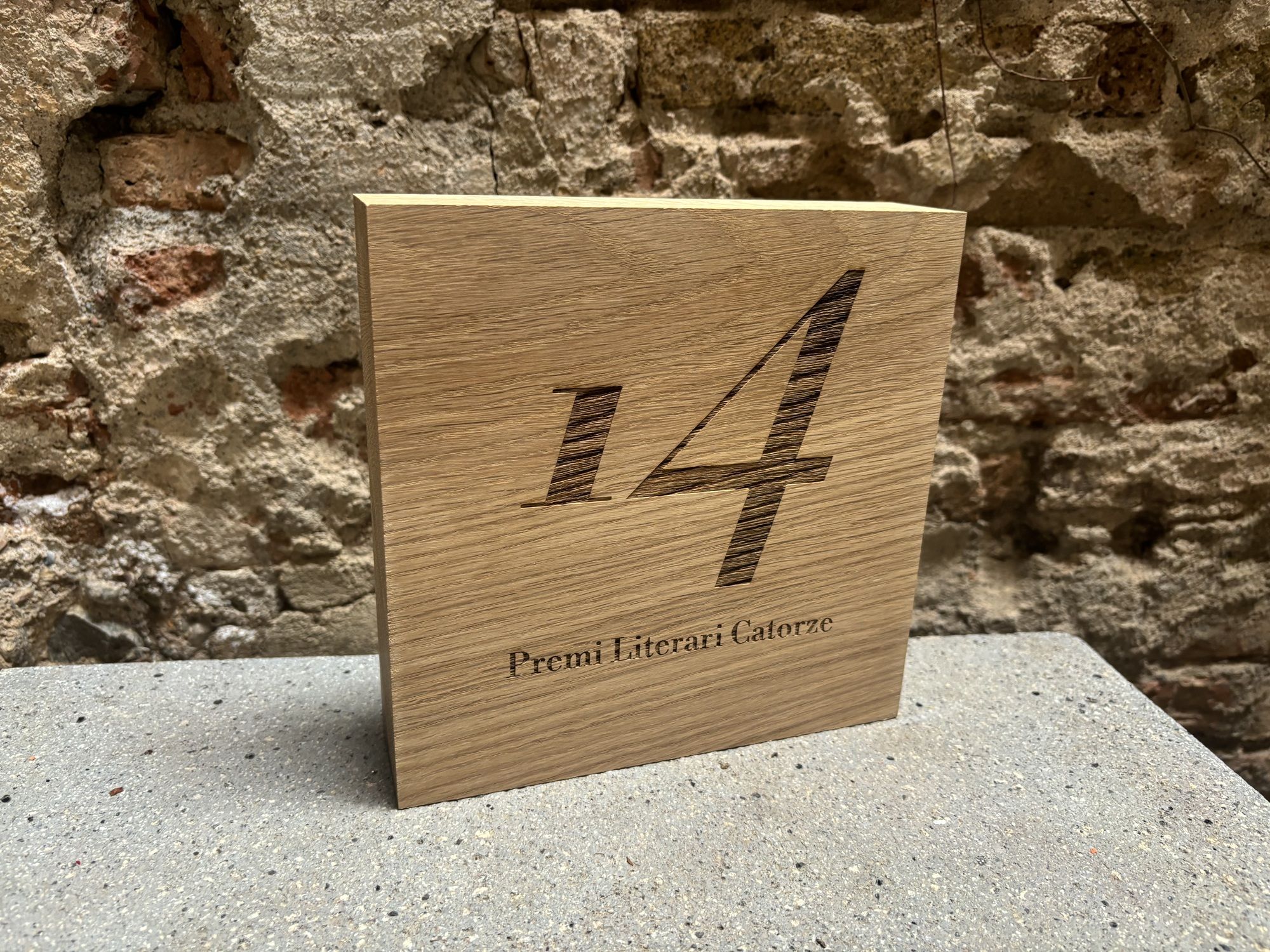 El guardó de fusta massissa de roure del Premi Literari Catorze
