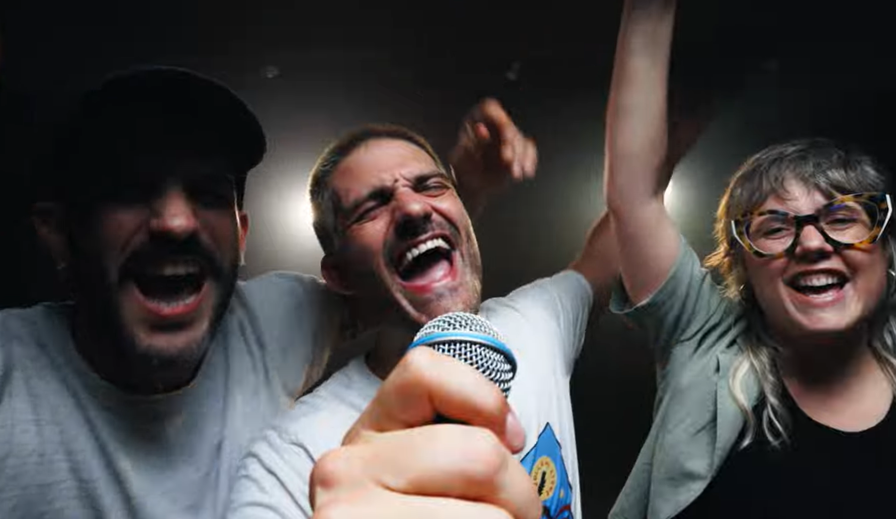 Els Catarres cantant "Sweet Caroline"