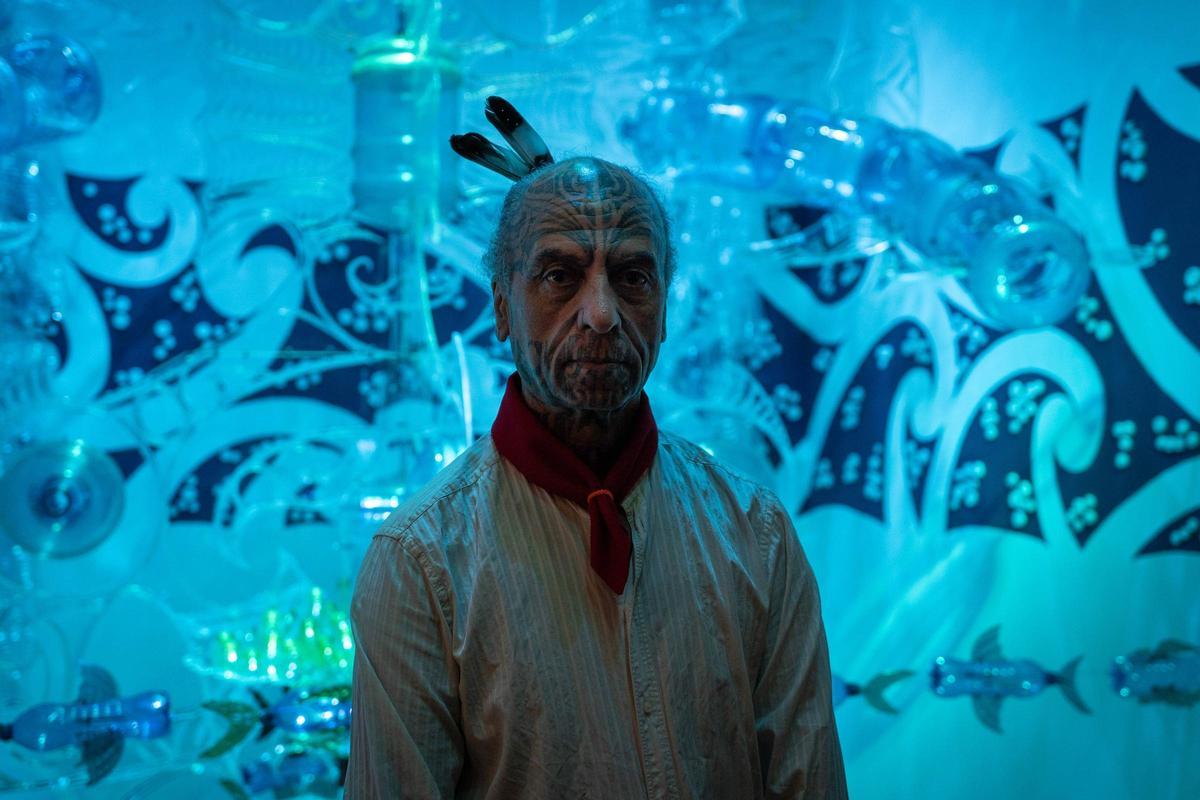 L'artista maorí George Nuku davant la seva instal·lació - Foto: Sandra Román