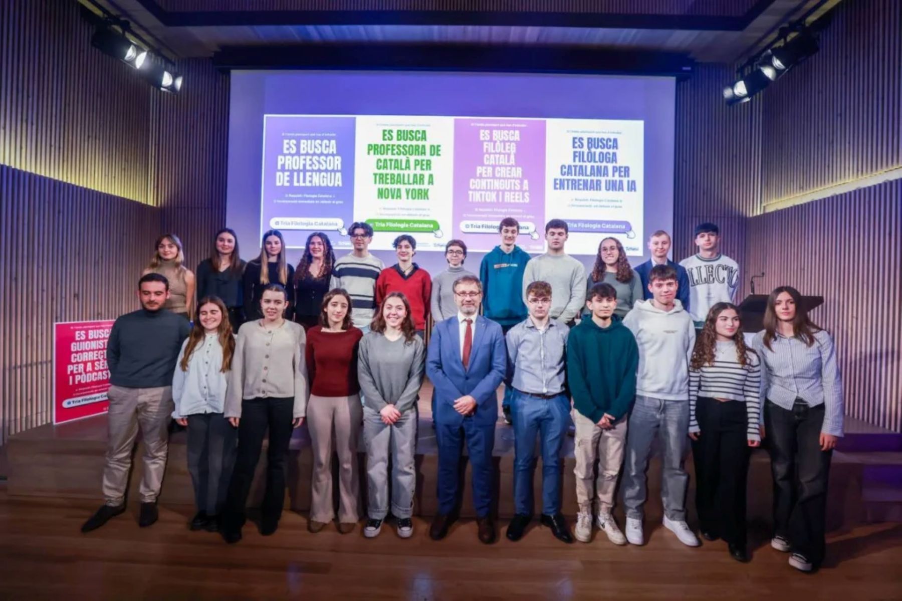 Els vint-i-cinc joves becats/ Foto cedida pel Departament de Política Lingüística