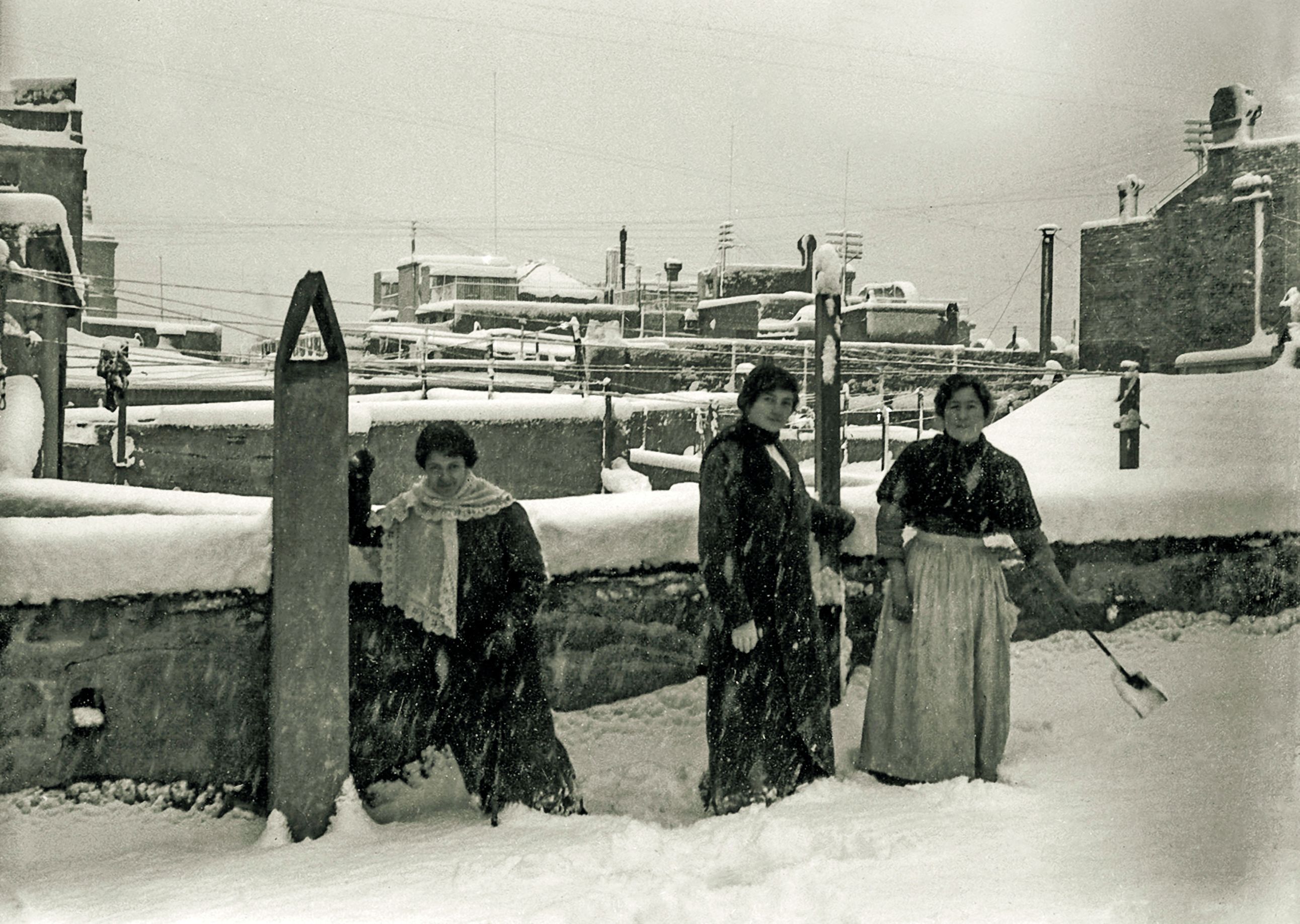 Tres dones traient la neu d'un terrat del barri de la Mercè, 1914. Fotògraf desconegut. © Jorge Álvarez