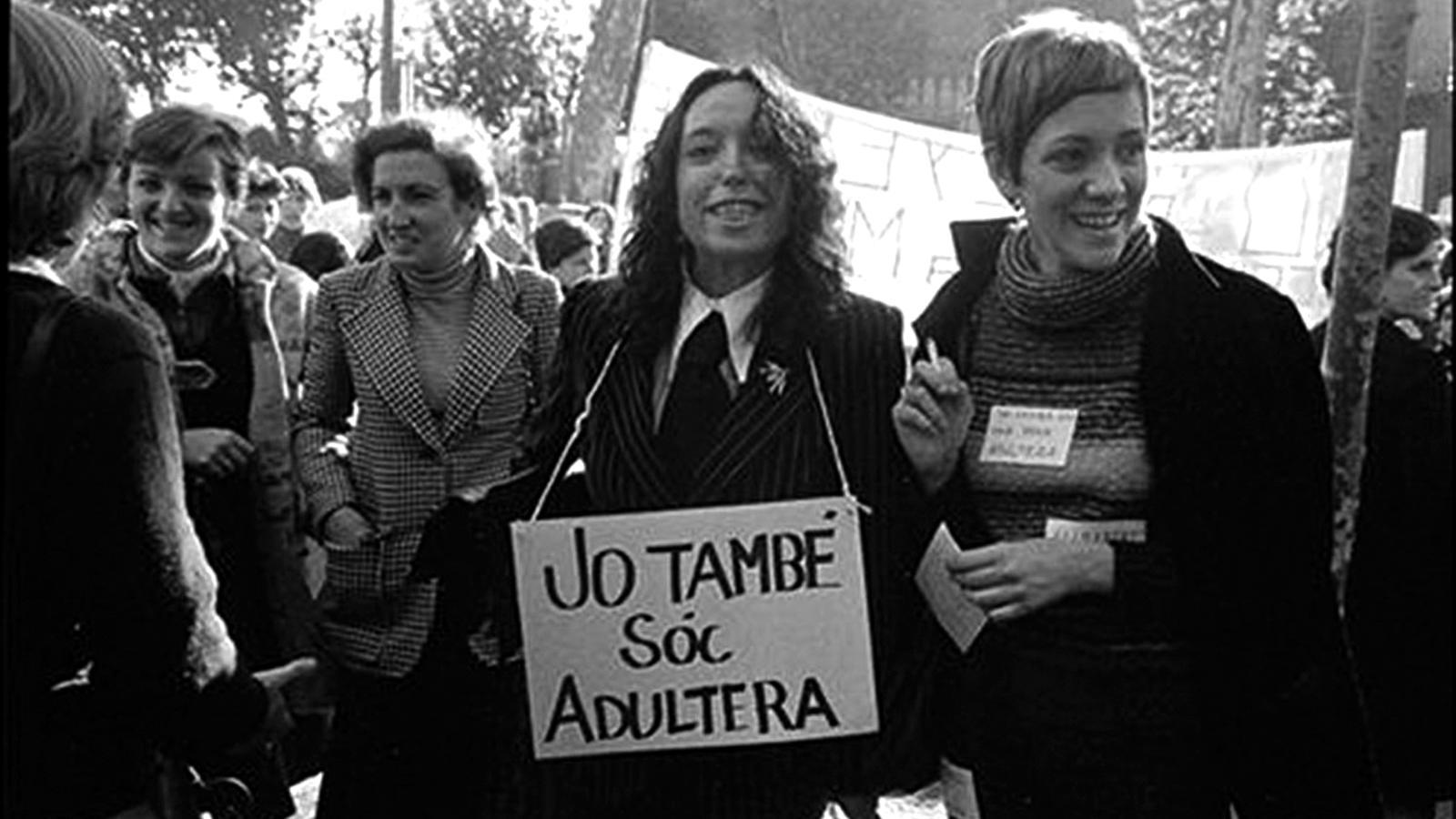 Foto: Manuel Armengol. Maruja Torres i Montserrat Roig manifestant-se en suport de Maria Ángeles Muñoz, a qui un jutge li havia retirat la custòdia de la seva filla per ser adúltera