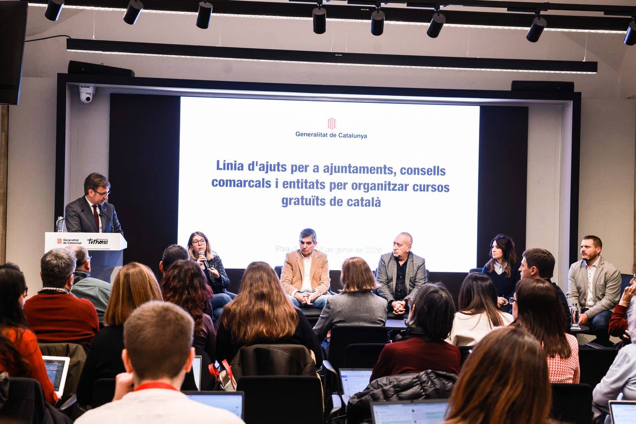 El conseller F. Xavier Vila i els testimonis durant l'acte de presentació