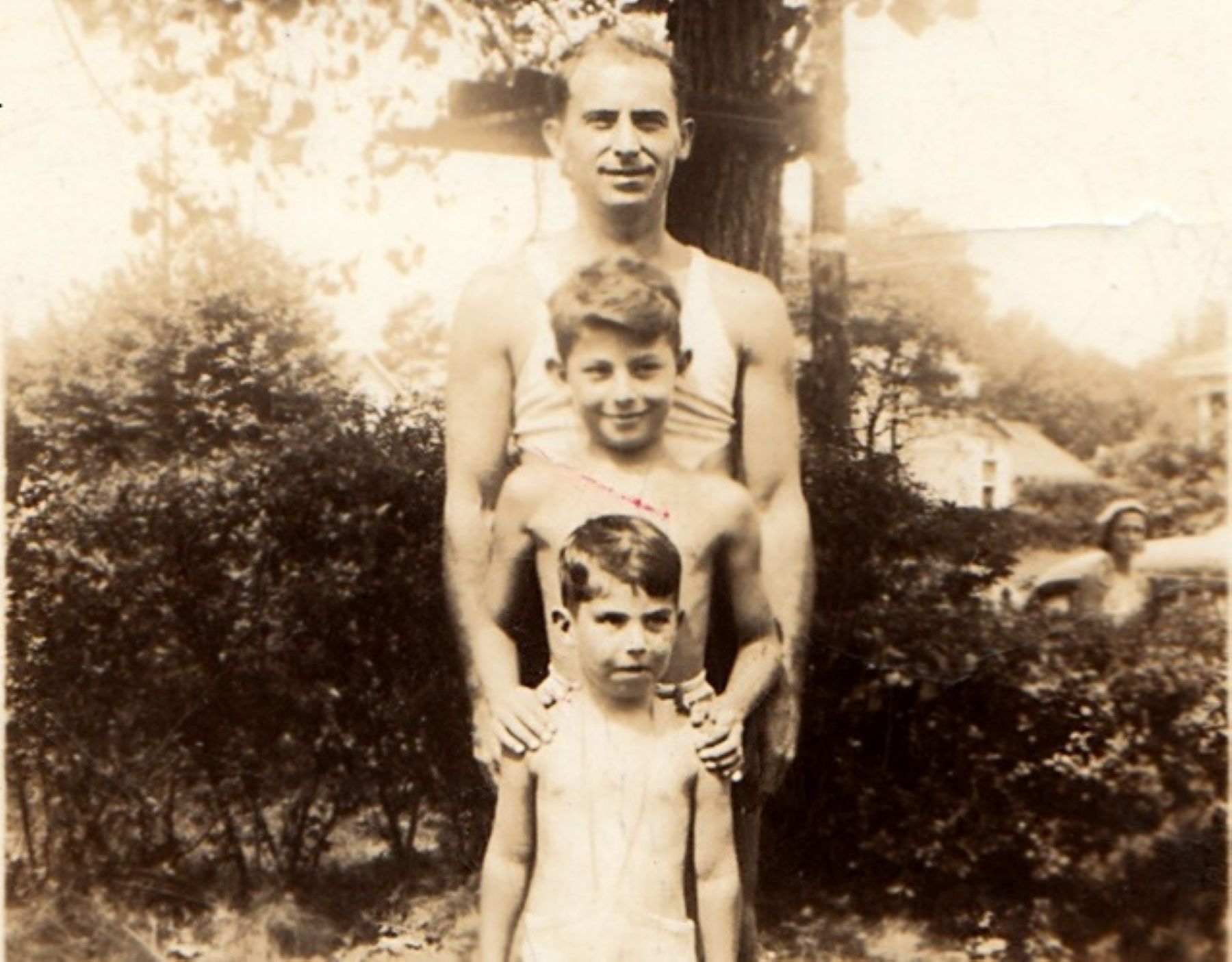 Philip Roth amb el seu germà Sandy i el seu pare, Herman Roth, a la platja, el 1937.