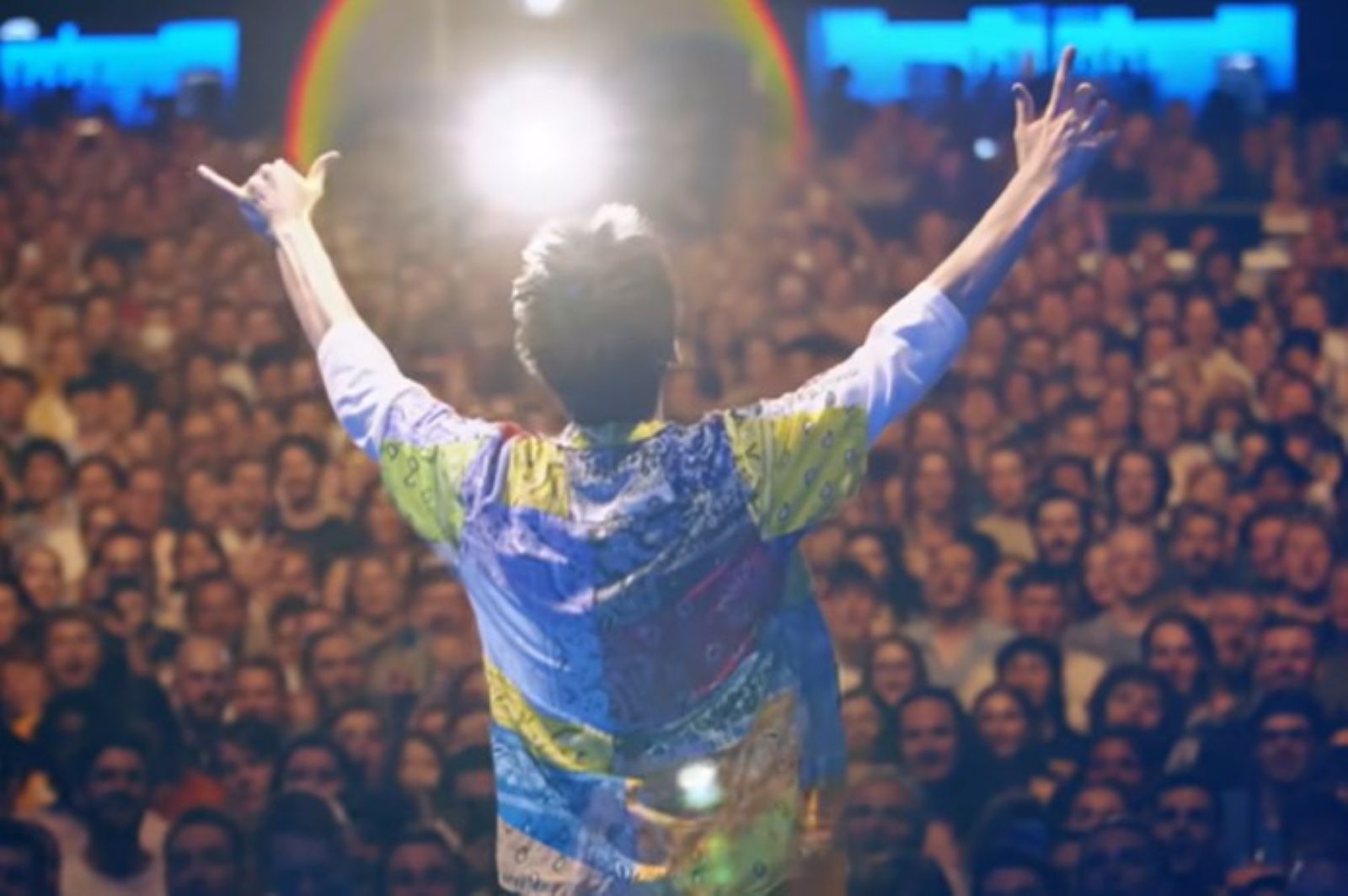 Jacob Collier dirigint el seu públic