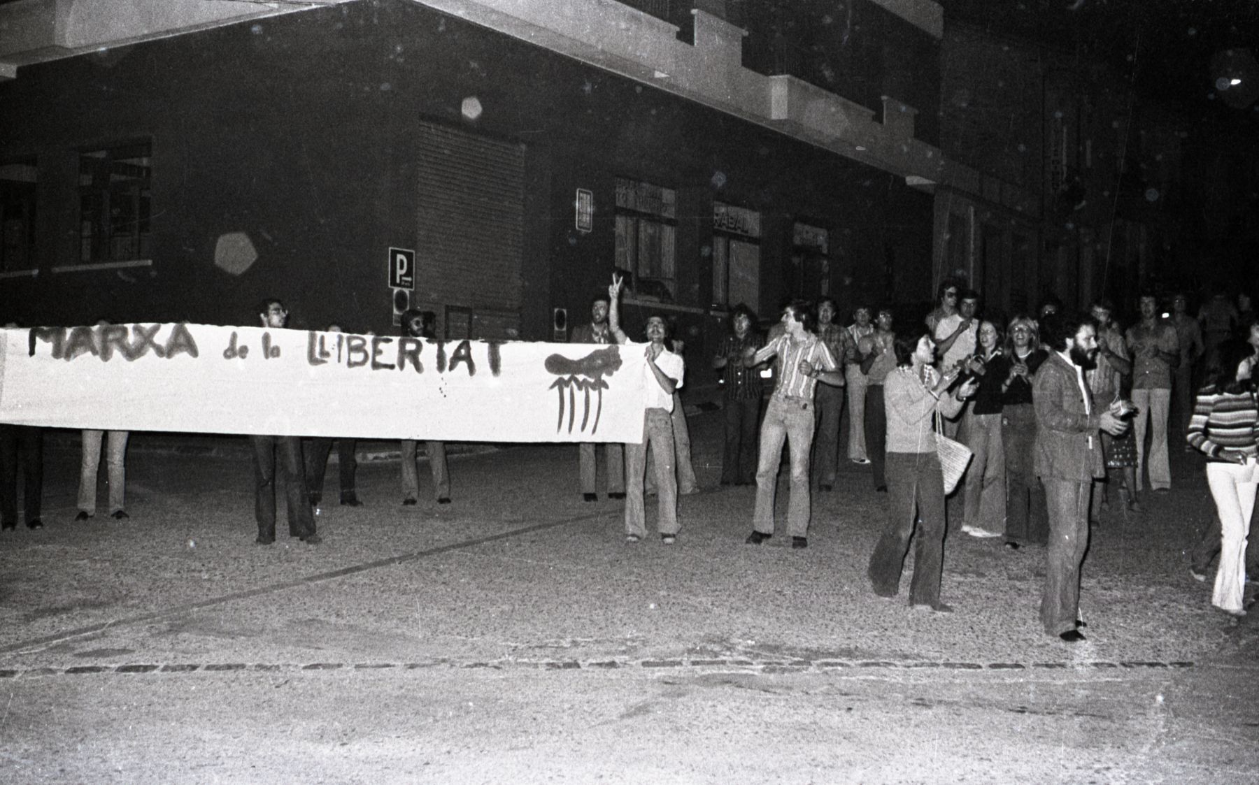 “Llibertat, amnistia i Estatut d’Autonomia”: La marxa de la llibertat a Manlleu. Any 1976. Autor: Carles Molist / Biblioteca Municipal de Manlleu. Fons fotogràfic Carles Molist.