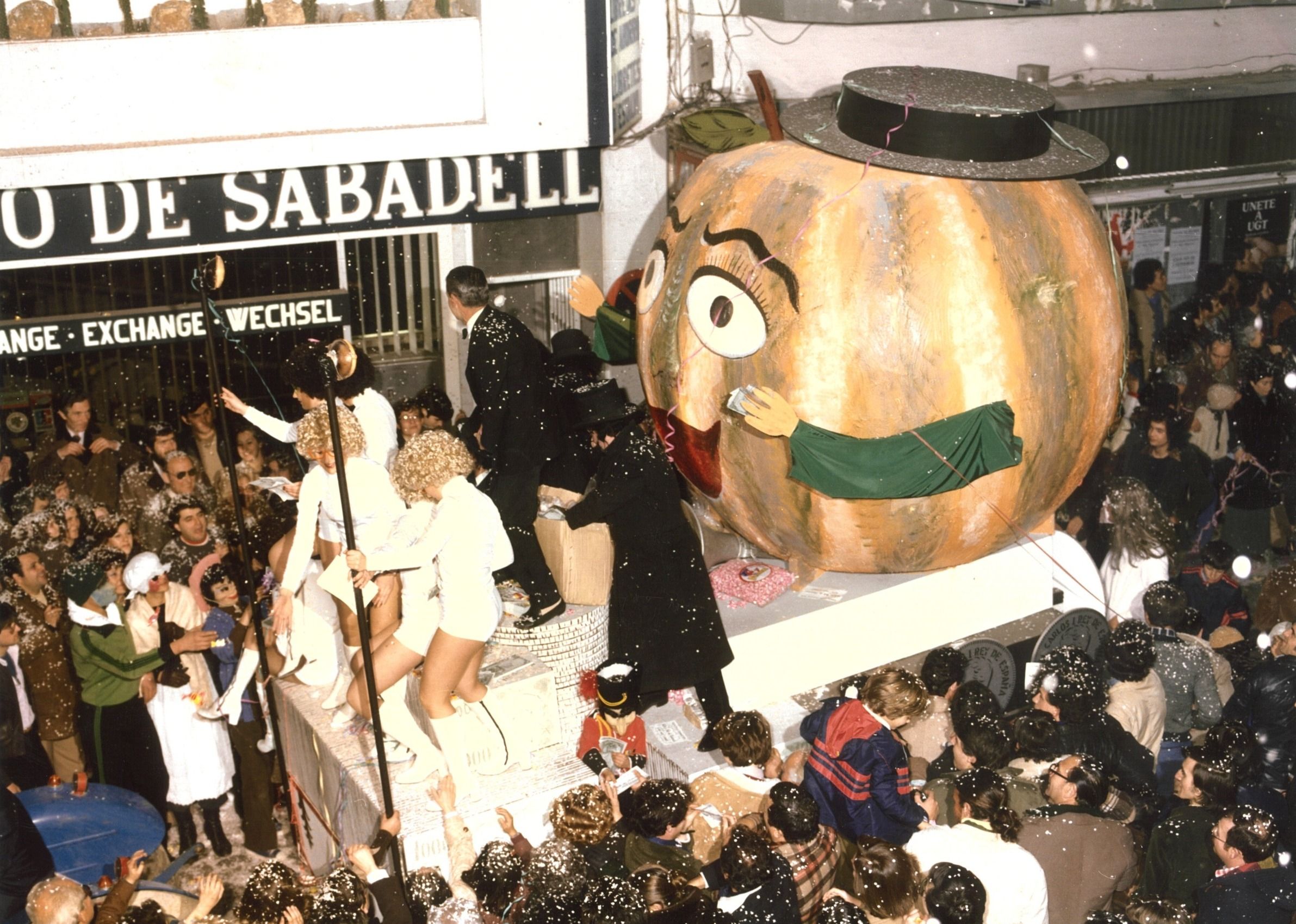 “Un nou país per a una vella cultura”: Colla Penya Filatèlica del Prado. Carnaval de 1978. Museus de Sitges.