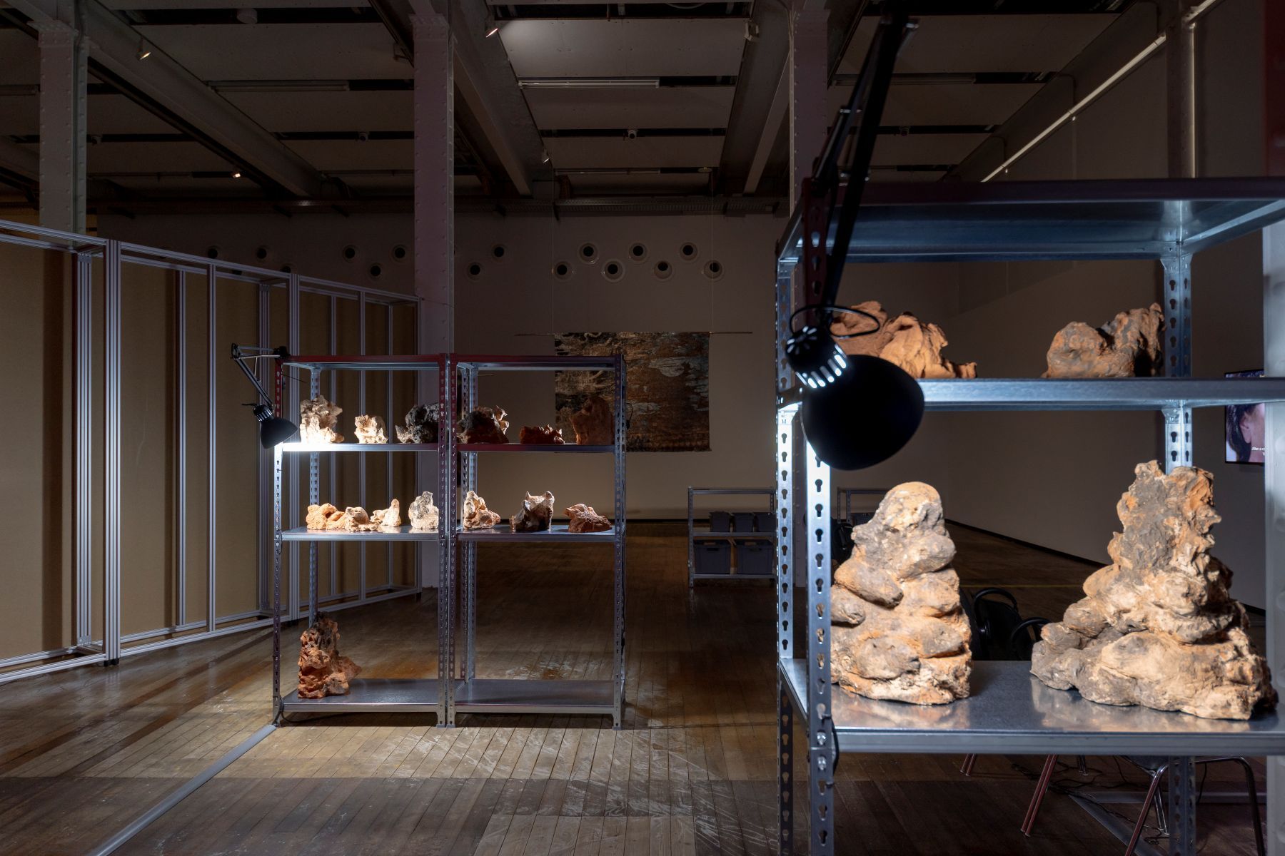 Hasan Özgür Top. First Revolt: The Black Cave, 2025. Objectes de ceràmica (mides diverses), videoinstal·lació de 3 canals, 2 K, color, so 45min. Amb el suport de: Rijksakademie Van Beeldende Kunsten. Agraïments especials a: Nasam Abboud, José Miguel Biscaya, Marietta Dirker, Harriet Rose Morley, Viki Nagy, Marianne Peijnenburg i Niels Andree Wiltens.