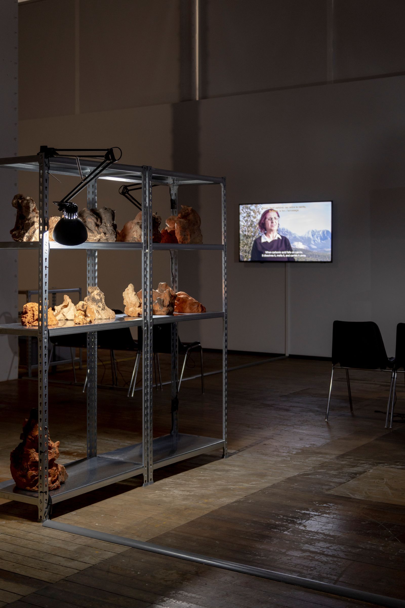 Hasan Özgür Top. First Revolt: The Black Cave, 2025. Objectes de ceràmica (mides diverses), videoinstal·lació de 3 canals, 2 K, color, so 45min. Amb el suport de: Rijksakademie Van Beeldende Kunsten. Agraïments especials a: Nasam Abboud, José Miguel Biscaya, Marietta Dirker, Harriet Rose Morley, Viki Nagy, Marianne Peijnenburg i Niels Andree Wiltens.