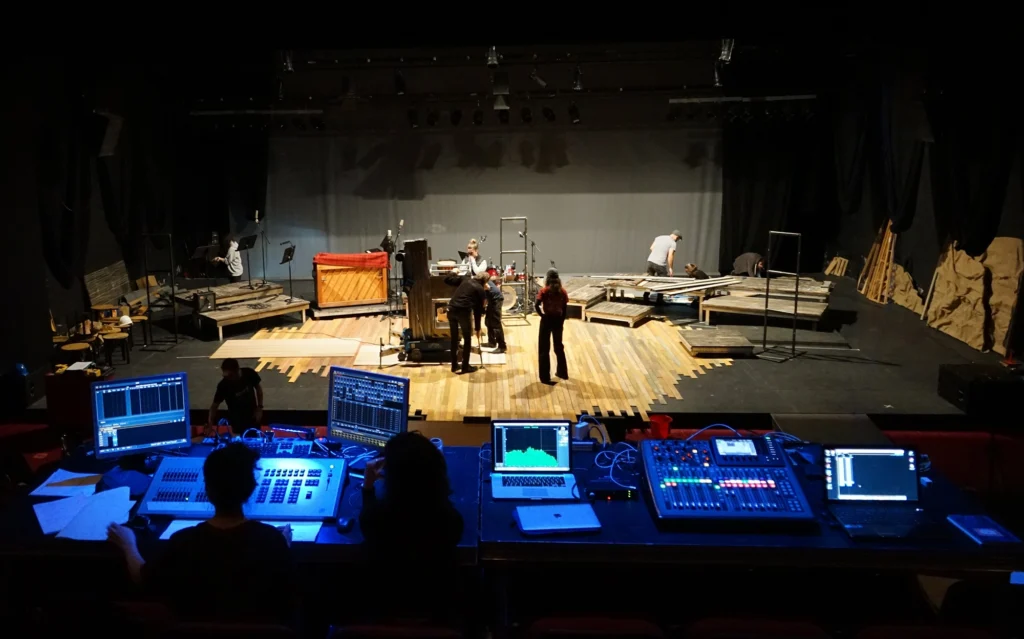 L’ESTAE ofereix formació en les especialitats de tècniques de ‘Sonorització’, ‘Luminotècnia’ i ‘Maquinària escènica’ – Institut del Teatre.