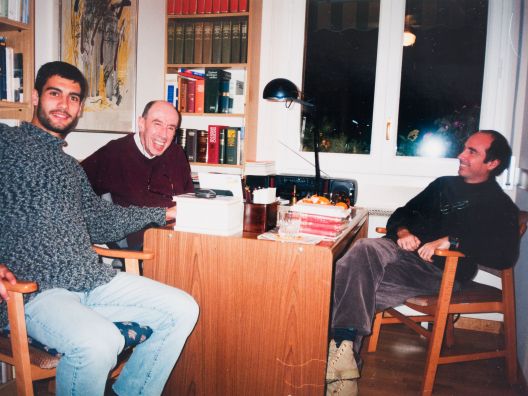 FF0609-C3: Visita de Josep Guardiola i Lluís Llach a Miquel Martí i Pol l'any 1996. Autora: Montserrat Sans | Fundació Miquel Martí i Pol1996