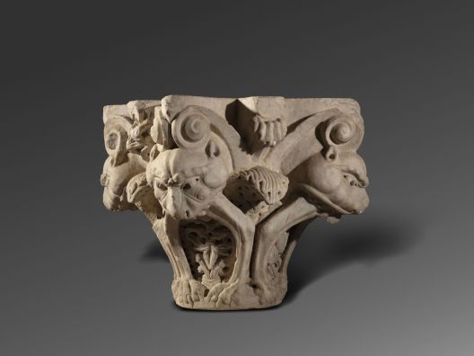 Mestre de Cabestany. Capitell amb caps de lleons devoradors. Detall, c. 1160 1170. Museu del Castell de Peralada