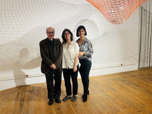 D'esquerra a dreta: Joan Solà, coordinador Espai Isern Dalmau - Anna Pascó, artista guanyadora 2a Biennal Arts Visuals Ricard Camí - Belén Latorre, directora Fundació Antigues Caixes Catalanes