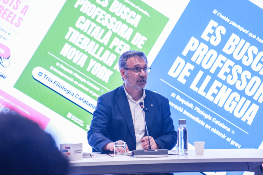 El conseller de Política Lingüística, Francesc Xavier Vila, en la trobada amb els primers becats de la beca de Filologia Catalana / Política Lingüística 