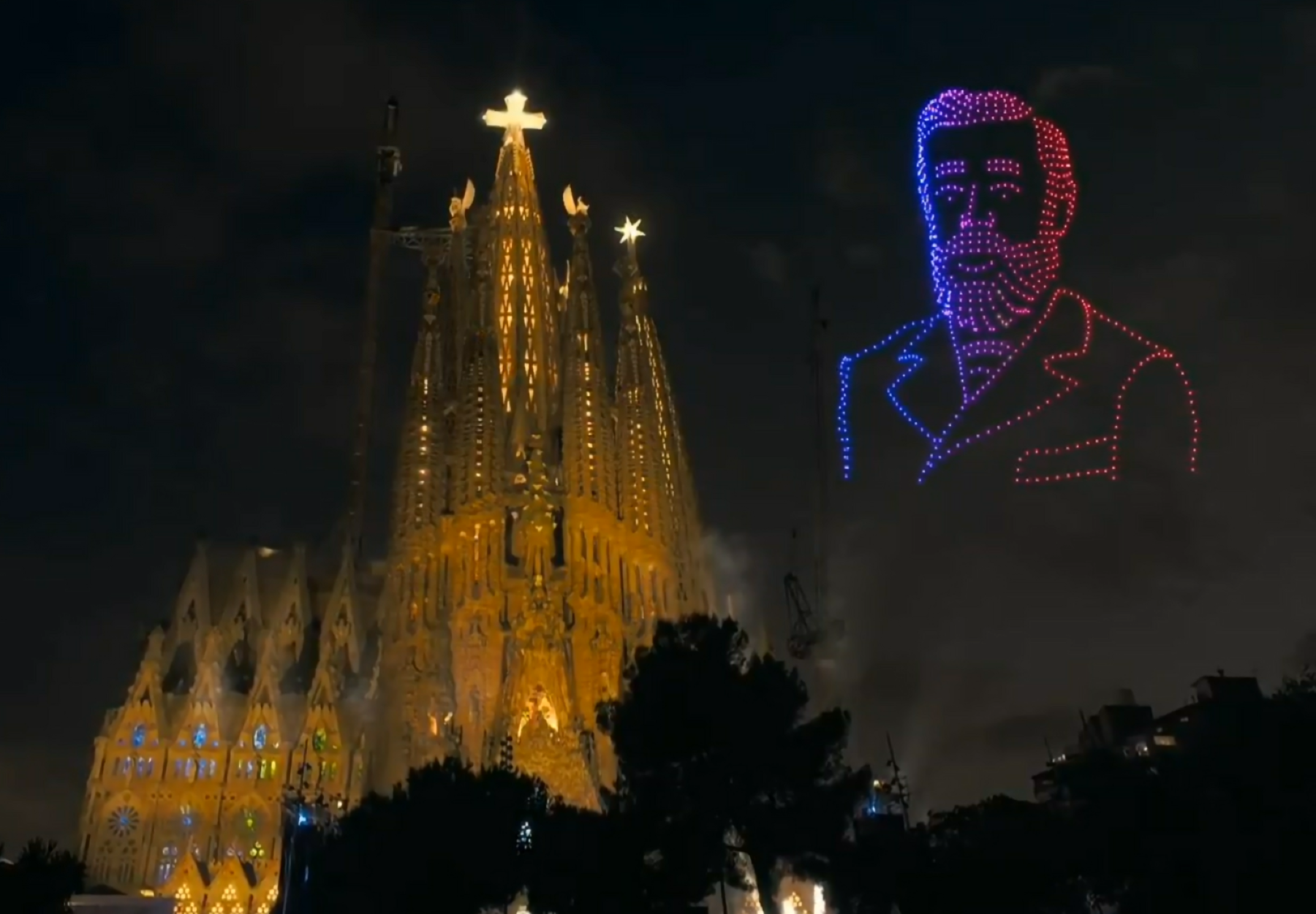El moment en què uns drons han dibuixat Antoni Gaudí al costat de la Sagrada Família
