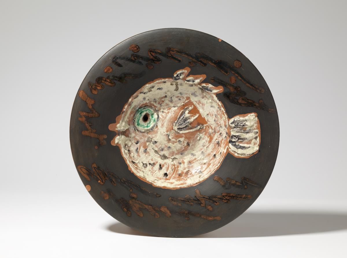 Pablo Picasso, Peix sobre fons fosc, Canes, 16/05/1957. Argila vermella cuita, tornejada, decorada amb engalbes, òxids, pastel ceràmic, parcialment pintada amb vernís, pàtina de tinta xinesa Museu Picasso de Barcelona © Successió Pablo Picasso, VEGAP, Madrid, 2026