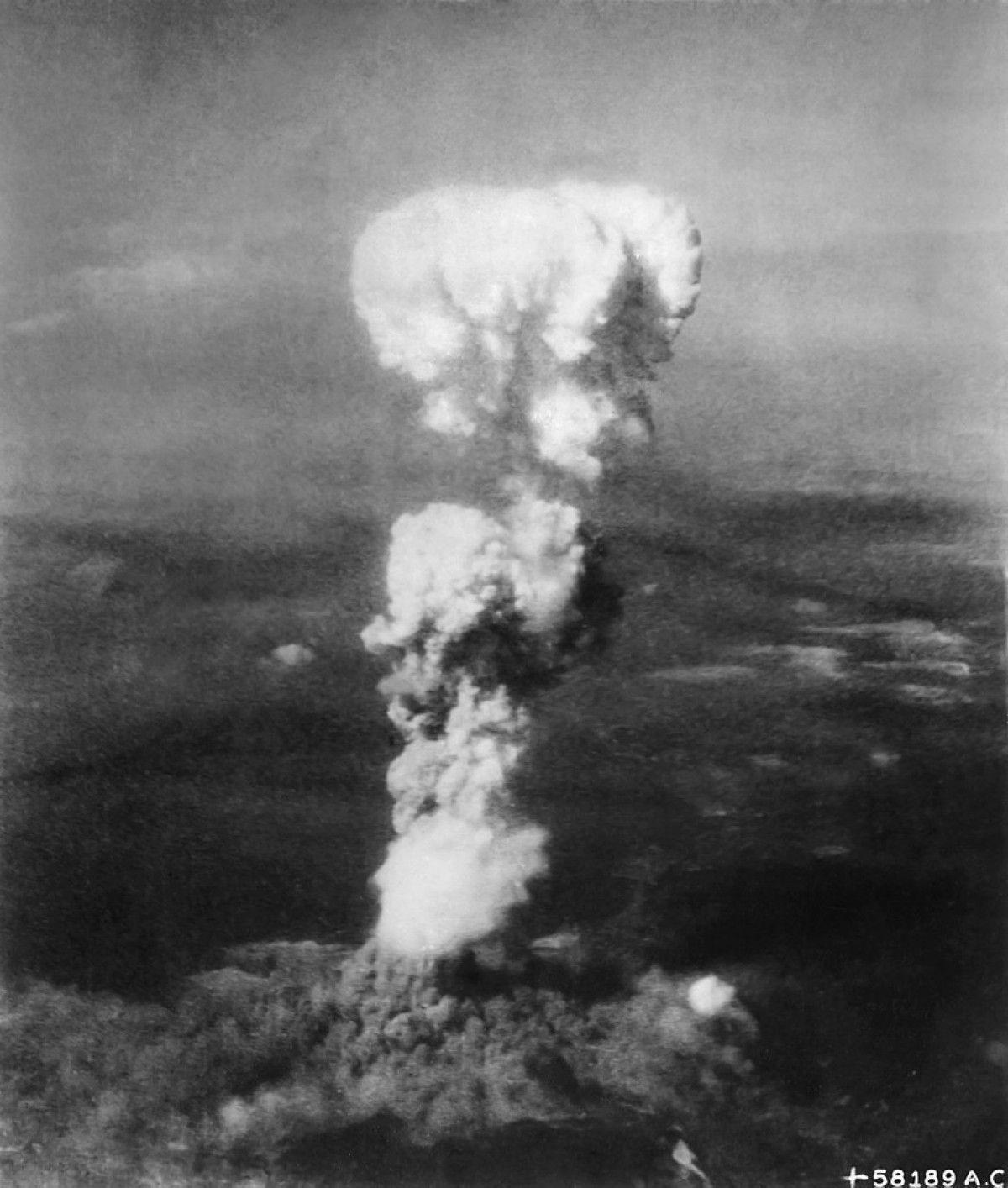 Núvol de bolet resultat de l'atac amb bomba atòmica sobre la ciutat d'Hiroshima, 6 d'agost de 1945.