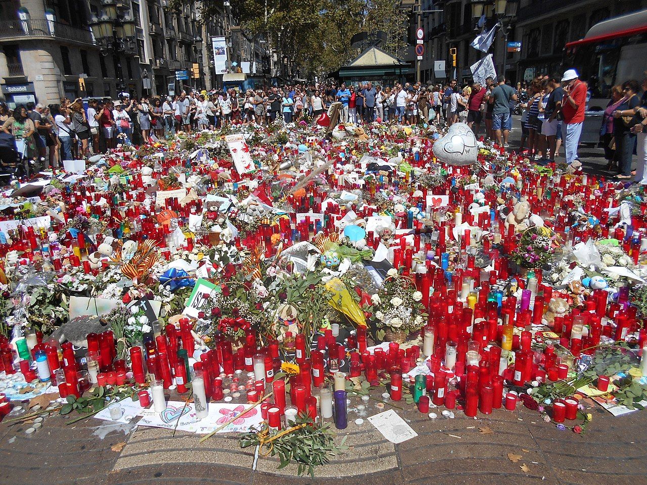 Homenatge a les víctimes de l'atemptat de La Rambla de Barcelona
